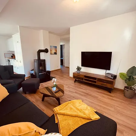 Friesia Urlaub Unterm Reetdach Fuer 4 Pers Terrasse Garten 2 Sz * Born