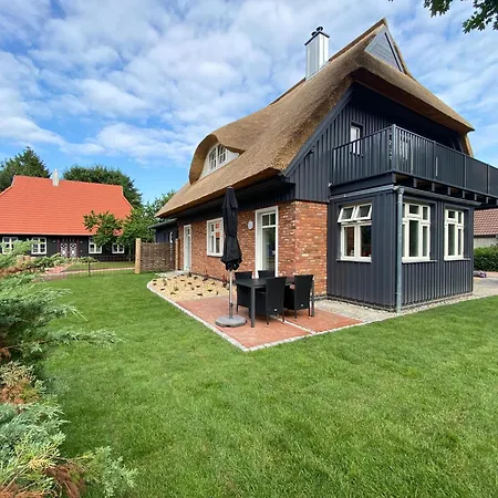 Friesia Urlaub Unterm Reetdach Fuer 4 Pers Terrasse Garten 2 Sz Appartement Born